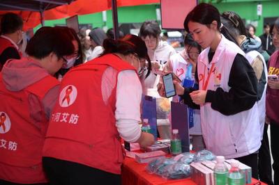广州天河举办2023年“世界艾滋病日”宣传活动 兴华国际教育积极参与